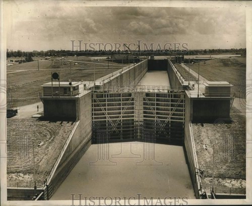 1961 press photo closed - photo, gates