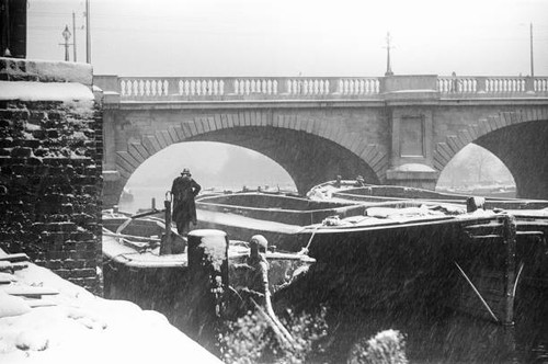 Lighterman secures his - , barges