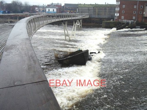 Photo the sunken barge - sunken,