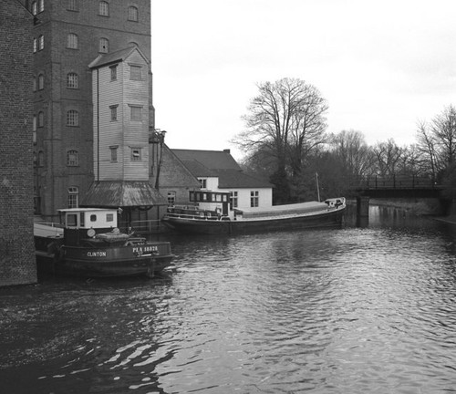 Photo grain barges at coxes - -,